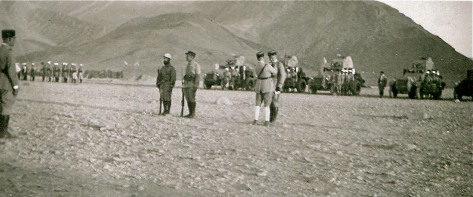 8._Foum_El_Hassan_14_juillet_1934._De_dos_capitaine_Gaultier_decorant_X._A_gauche_caporal_chef_Lefevre_et_Sergent_Ortlepp400